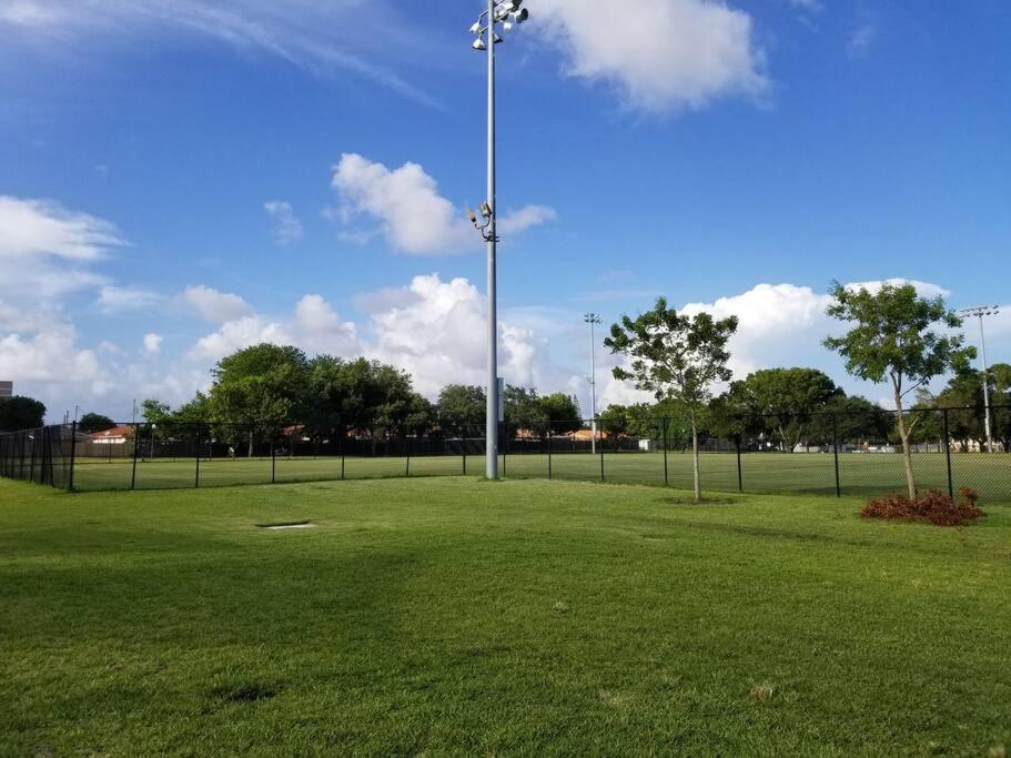 My Lovely Home In Miami 15 Minutes From The Beach Екстериор снимка